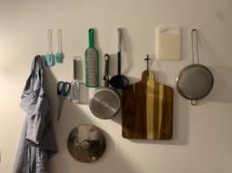 прокачал кухонную стену: гвоздики и утварь image preview