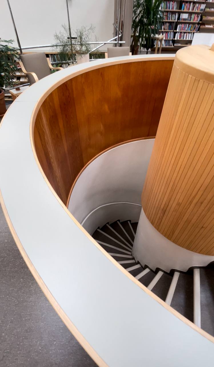 Винтовая лестница в библиотеке Выборга image preview