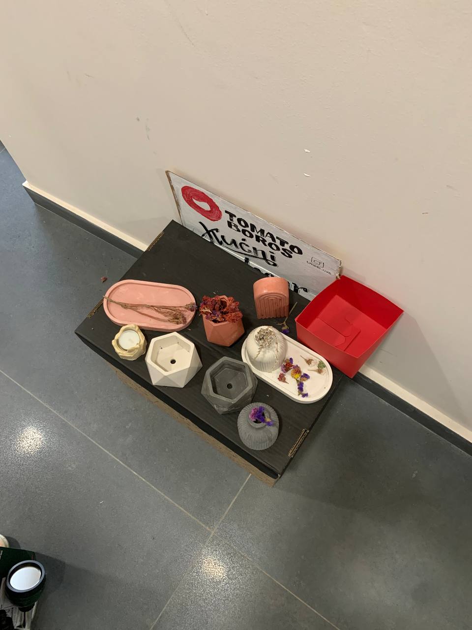 Что с подъездным магазинчиком: изъяли вазы и горшок image preview